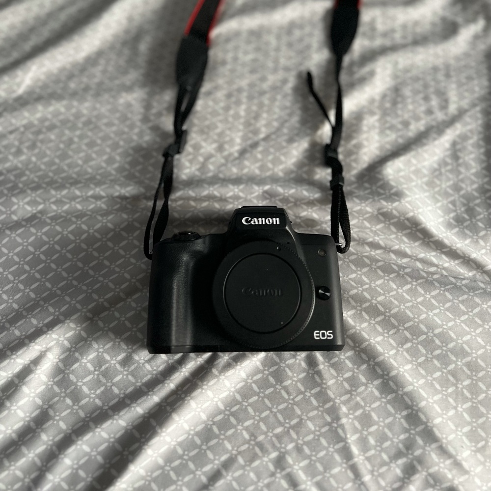 CANON EOS M50 Mark II, all parts included (charger, lens and strap)
